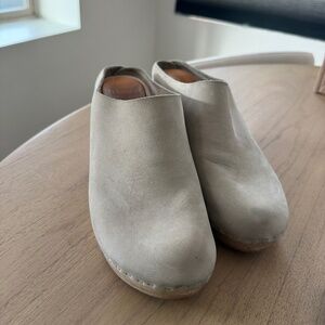 Bryr Suede Clogs in Birch